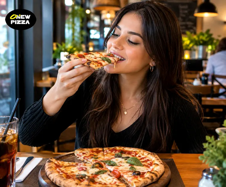 une femme qui mange le pizza dans la restaurant O New Pizza